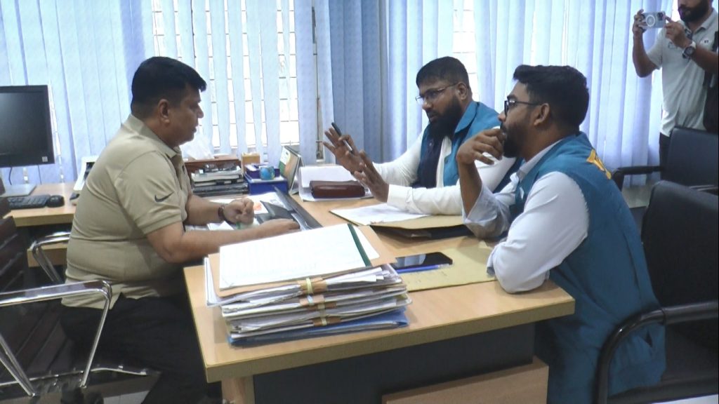 মাদারীপুরে সদর উপজেলায় সরকারি দপ্তরে দুদকের অভিযান