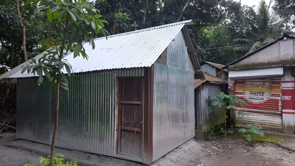 মাদারীপুরে রাস্তা বন্ধ করে সরকারি জায়গায় ঘর নির্মাণ, জেলা জুড়ে সমালোচনার ঝড়