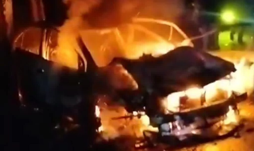 মাদারীপুরে দ্রুতগামী প্রাইভেটকারের ধাক্কায় শিশুর মৃত্যু, গাড়িতে আগুন দিল জনতা